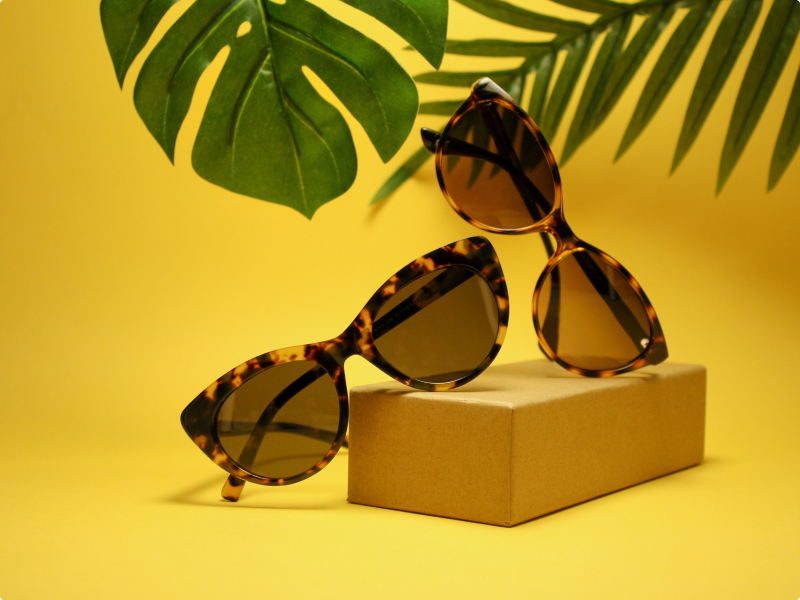 Unpaired maroon plimsoll